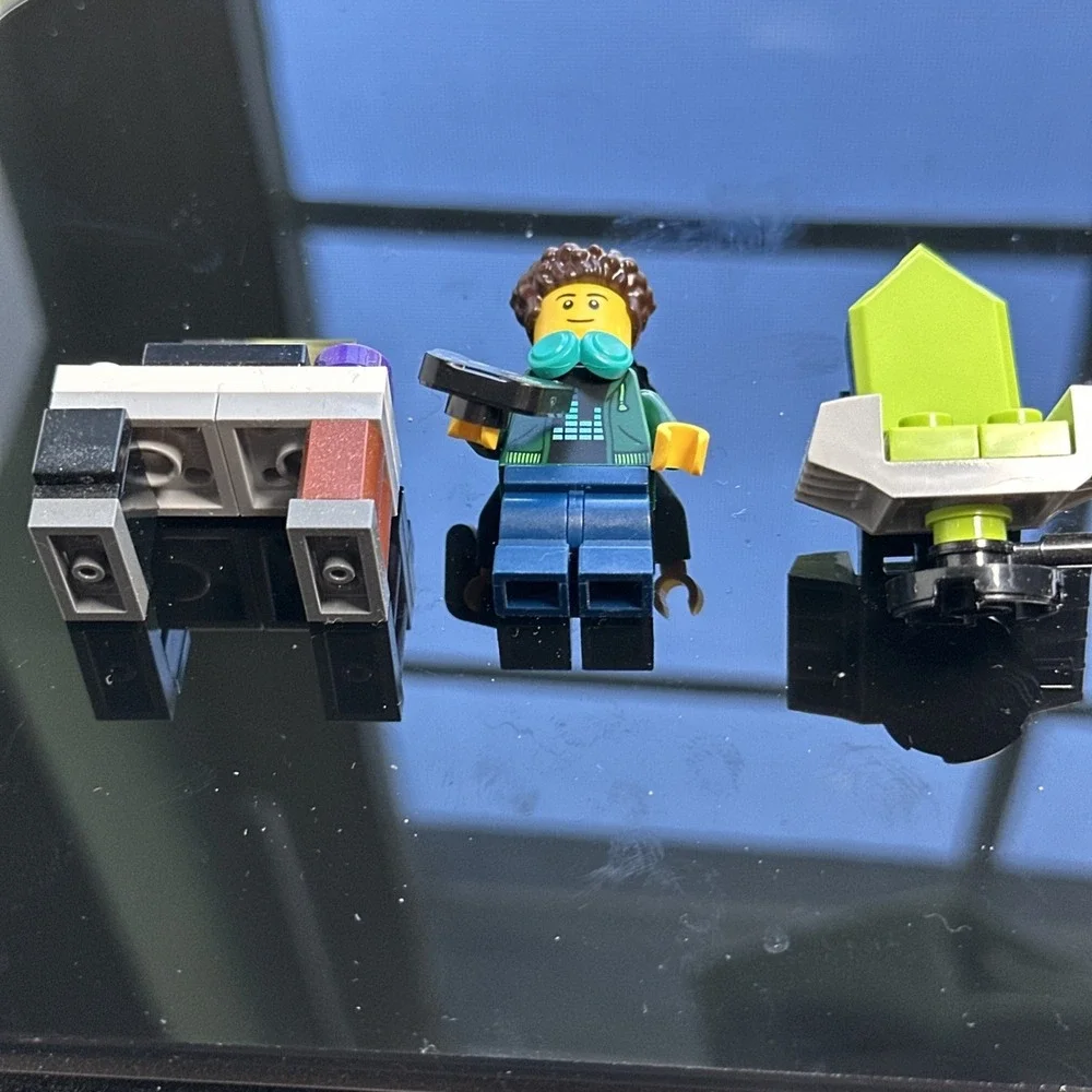 LEGO Gamer Minifigure Desk Laptop‎ Chair Controller Custom Build